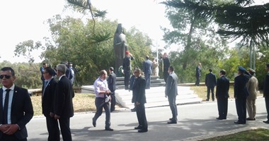 الرئيس السيسى يضع إكليل زهور على قبر الرئيس القبرصى الراحل مكاريوس