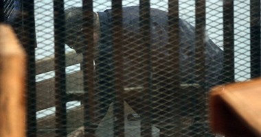 إيداع مرسى و10آخرين متهمين بـ"التخابر مع قطر" قفص المحكمة لبدء محاكمتهم