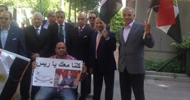 الجالية المصرية فى إسبانيا تنظم وقفة تأييد للسيسى أمام السفارة
