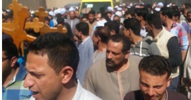 بالصور.. المسلمون والأقباط يد واحدة فى تشييع جثمان شهيد الإرهاب بسوهاج