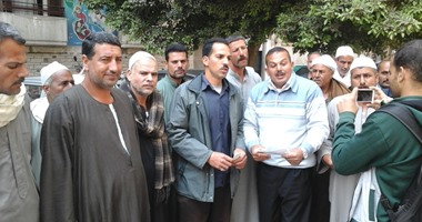 عمال "الأوقاف" بالإسكندرية ينظمون وقفة أمام مجلس الوزراء للمطالبة بالتعيين