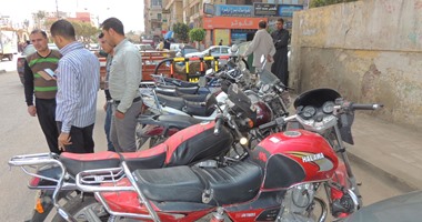 مرور الجيزة يرفع 13 سيارة ودراجة بخارية مهملة فى حملات بشوارع المحافظة 