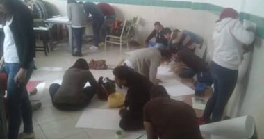 طلاب جامعة 6 أكتوبر يؤدون امتحاناتهم "على الأرض"
