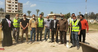 بالصور.. شباب"المجلس المصرى" وذوى الاحتياجات الخاصة ينظفون شوارع فوة