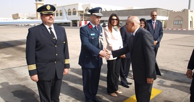 بالصور.. رئيس الأركان العمانى يستقبل وزير الدفاع المصرى بمطار مسقط