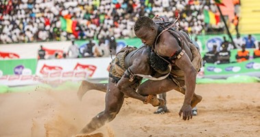 عرض للمصارعة السنغالية على الرمال .. الأكثر شراسة