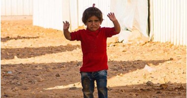 بالصور..طفلة سورية ترفع يديها أمام كاميرا موظف إغاثة ظنا أنها سلاح