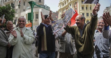 أصحاب المعاشات المتظاهرون بـ"طلعت حرب" يرقصون على "تسلم الأيادى"