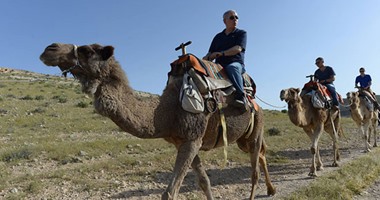 بالصور.. نتنياهو يمتطى جملا فى صحراء النقب خلال الاحتفال بعيد الفصح