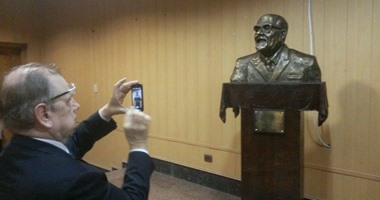 بالصور..السفير الروسى يرفع الستار عن تمثال المستعرب "بارانوف" بكلية الألسن