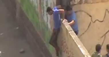 بالفيديو.. طلاب بمدينة نصر يهربون من المدرسة بتسلق السور بعلم المدير