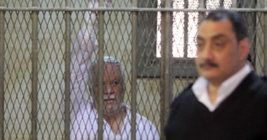 محافظ الشرقية الإخوانى يرفع علامة رابعة داخل قفص الاتهام أثناء محاكمته