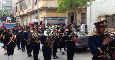 المحافظات تتشح بالسواد حزنا على الشهداء.. تشييع جثامين شهداء انفجار عبوة ناسفة بالعريش بمسقط رأسهم بالإسماعيلية وبلبيس.. ومحافظ الشرقية يؤدى واجب العزاء فى شهيد فاقوس ويقبل رأس والدته