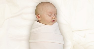 دراسة أمريكية: "التقميط" يصيب الطفل بمتلازمة الموت المفاجئ بنسبة 60%