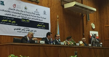 ياسر القاضى يتفقد مركز خدمة العملاء التابع للشركة المصرية للاتصالات بأسيوط