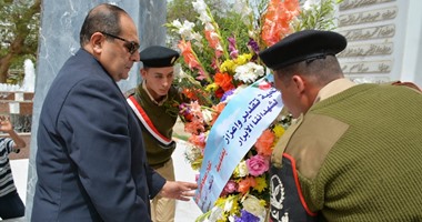 محافظ سوهاج يضع إكليلا من الزهور على قبر الجندى المجهول