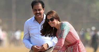 بالفيديو والصور.. الأمير ويليامز وزوجته يلعبان الكريكيت مع فقراء الهند
