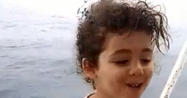 "صحافة المواطن".. قارئ يشارك بفيديو لطفلته تغنى "هوا هوا" لسميرة سعيد