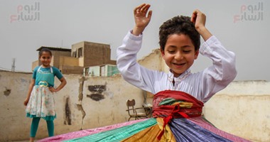 أصغر "راقص تنورة" فى مصر يتعلم الرقص من والده "فوق السطوح"