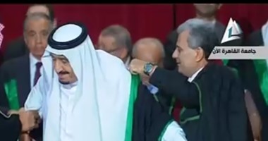 الملك سلمان يغادر جامعة القاهرة بعد تسلمه الدكتوراه الفخرية
