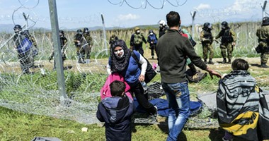 بالصور .. مقدونيا تستخدم الغاز المسيل للدموع لإبعاد مهاجرين على الحدود اليونانية