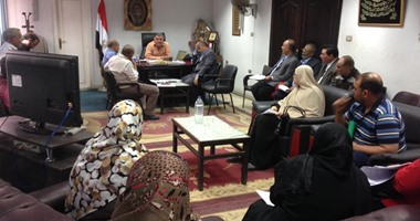بالصور.. رئيس حى شرق شبرا يناقش خطط تطوير العمل داخل الإدارات المختلفة