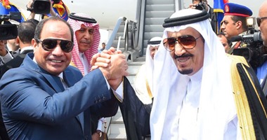 بالفيديو والصور.. الملك سلمان يرفع يده متشابكة مع يد الرئيس السيسي قبل صعود طائرته