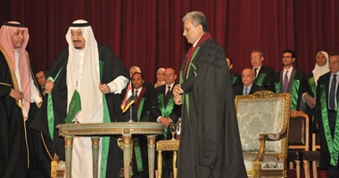 بالصور.. الملك سلمان يصل جامعة القاهرة لمنحه الدكتوراه الفخرية