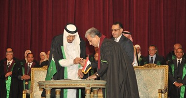 بالصور.. الملك سلمان يوقع فى السجل التذكارى للدكتوراه الفخرية بجامعة القاهرة
