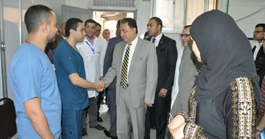 بالصور.. وزير الصحة : مكافأة شهر للعاملين بمستشفى منشية البكرى لانتظام العمل 