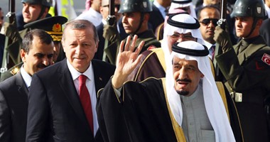 بالصور.. الملك سلمان يصل تركيا وأردوغان على رأس المستقبلين بمطار أنقرة