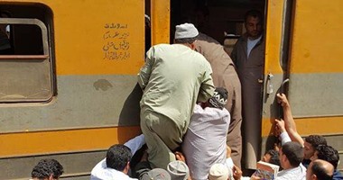 بالصور.. سقوط عدد من المواطنين أسفل قطار كفر الشيخ دون إصابات