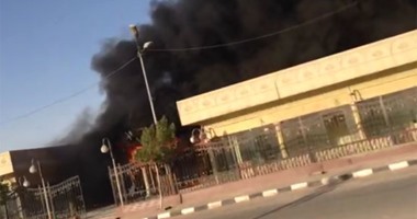 صحافة المواطن.. بالفيديو اندلاع حريق بمعرض أثاثات وملابس بالمنيا
