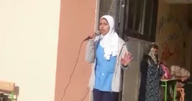 صحافة المواطن.. بالفيديو.. طالبة إعدادى تلقى قصيدة حماسية لعبد العزيز جويدة