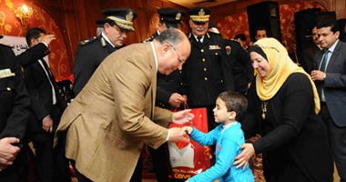 بالصور.. مدير أمن القاهرة يوزع هدايا على الأطفال فى "يوم اليتيم"