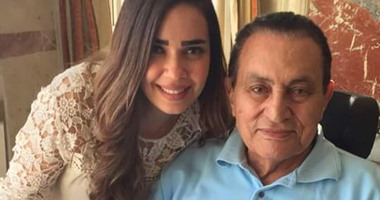 مؤيدو مبارك يتداولون صورة جديدة للرئيس الأسبق مع ابنة أحد أصدقائه بالمستشفى