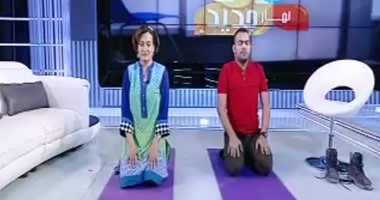 خالد عليش يمارس رياضة اليوجا على الهواء بـ"نهار جديد"