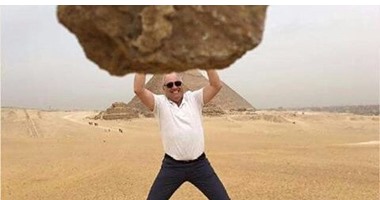 مارتن يول يتجاهل تهديدات الترحيل وينشر صورته فى الأهرامات على طريقة المصريين