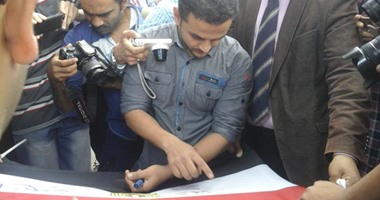 بالفيديو..أحد حاملى الماجستير يجرح يده ويكتب عبارة "التعيين بيساوى حياة" على علم مصر