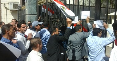 حملة الماجستير والدكتوراه ينقلون تظاهرتهم أمام البرلمان‎