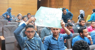 نائب رئيس جامعة بنها يلتقى طلاب التمريض المتظاهرين.. ويؤكد: لن نترك حقكم