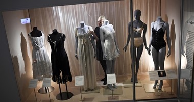 تاريخ تطور الملابس الداخلية بمعرض داخل متحف فيكتوريا وألبرت بلندن