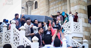بالفيديو والصور.. وصول جثمان سيد زيان لمسجد الحصرى.. وفاروق الفيشاوى أول الحضور