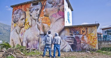 بالصور.. آلهة اليونان تشيع البهجة على حوائط شوارع أسبانيا