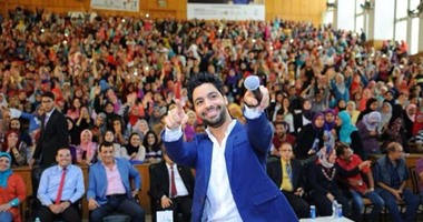 بالصور.. أحمد جمال يشارك  8 آلاف طالب إحياء حفل ختام "أنا أقوى من المخدرات"