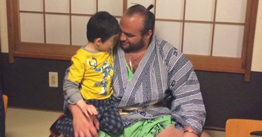 بالصور.. طفل يابانى يتناول أدوية السرطان بعد مشاهدة المصرى بطل العالم فى السومو