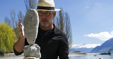 فنان يصنع أشكالا مختلفة من الأحجار على شواطئ سويسرا