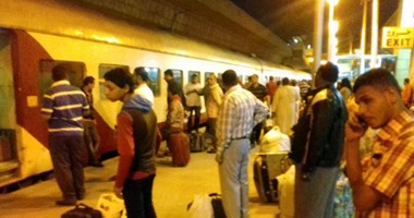 بالصور... توقف حركة قطارات الوجه القبلى بسبب عطل بقطار القاهرة أسوان