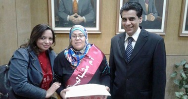 زوج يشارك صحافة المواطن صورا لتكريم زوجته كأم مثالية عن محافظة القاهرة