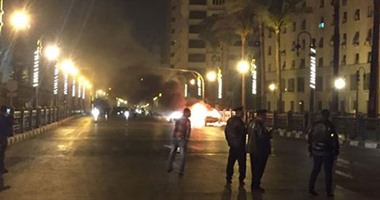 تداول فيديو لسائق تاكسى يشعل النيران بسيارته لتعثره فى سداد أقساطه